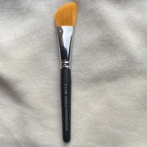 Angle Foundation Brush   (C315B)