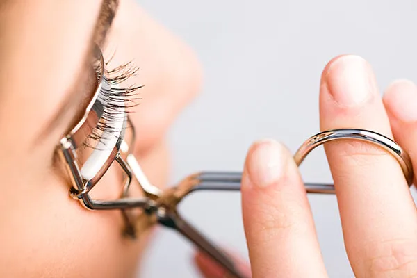 EYELASH CURLER