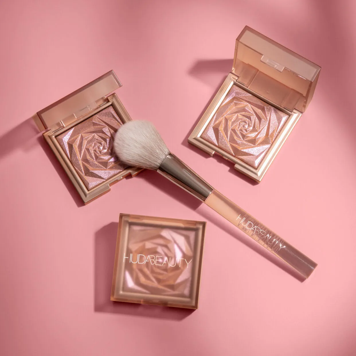 Huda Beauty - N.Y.M.P.H. Cheek Blush & Glow Brush