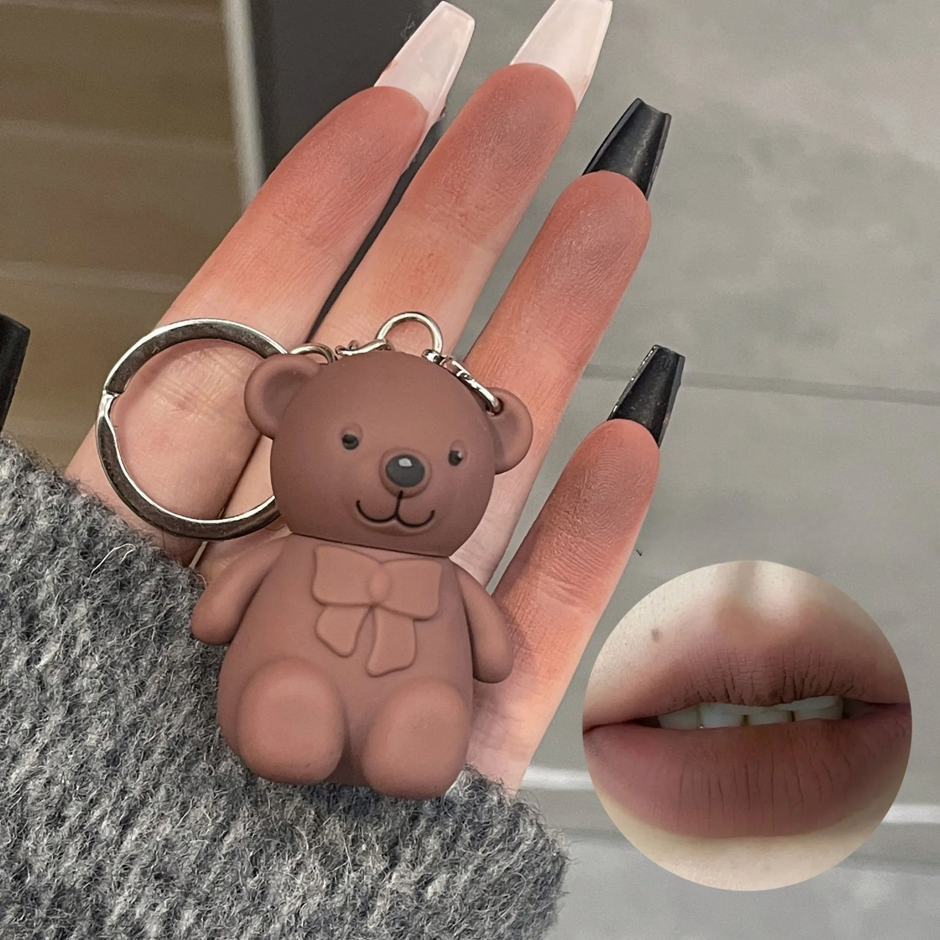 Wholesale Plastic Bear Necklace Lip Mud